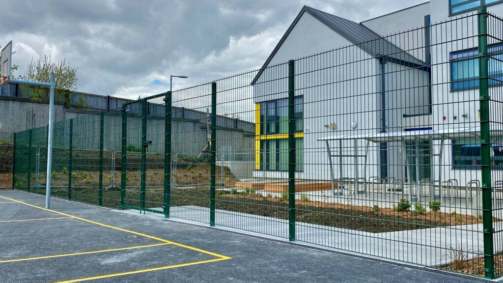 868 GLOBAL MESH FENCE WITH DL GATE 01