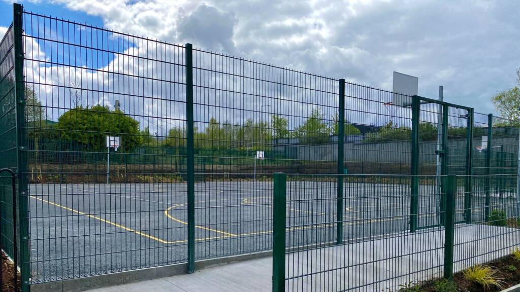 868 GLOBAL MESH FENCE WITH DL GATE 02