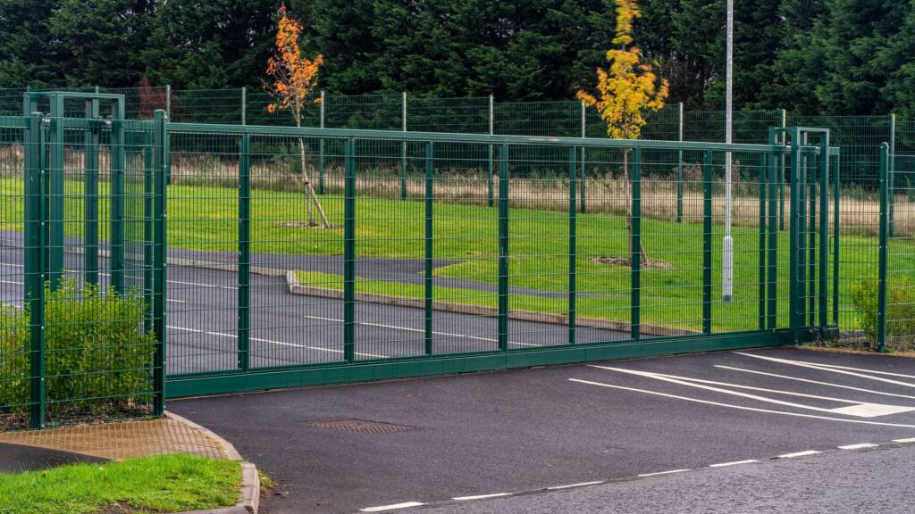 IBEX 868 2 4 x10m MANUAL SLIDING GATE CLOSED